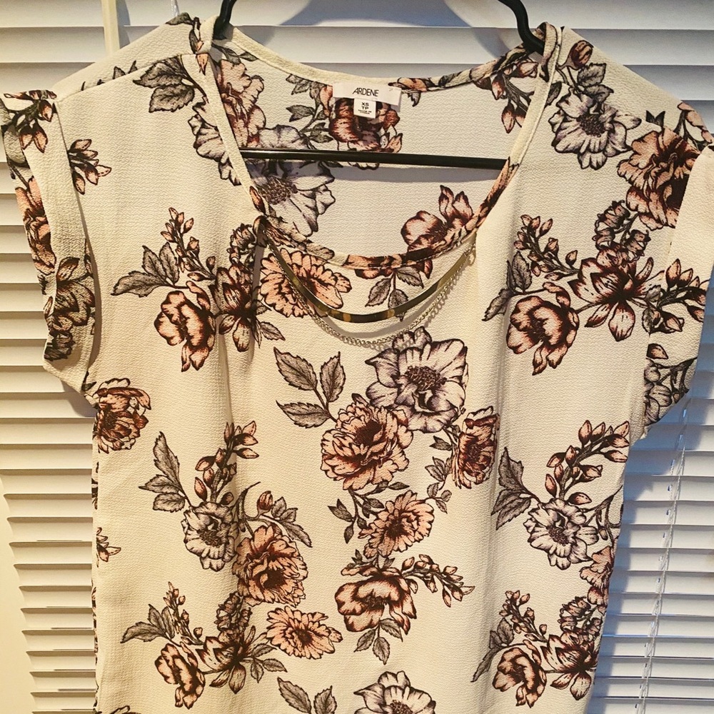 3/$10 🌸 Ardene Women’s Floral Blouse
